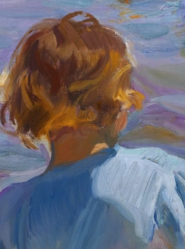 Detalle de una pintura: una niña de espaldas, con un vestido azul, mira a otros niños que juegan en el mar